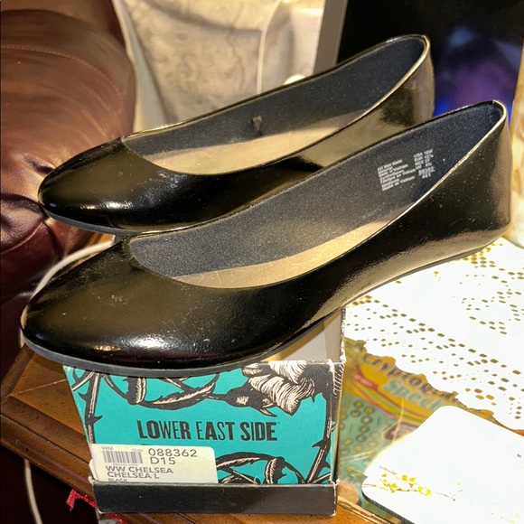 NWT- Lower East Side Patent Y2K Glossy Black Flats Size 10W - Picture 4 of 5